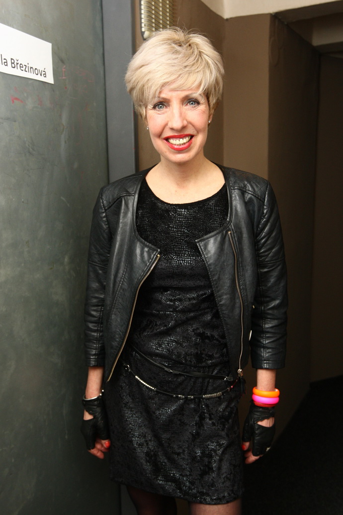 Marcela Březinová v blond sestřihu a koženém outfitu. 