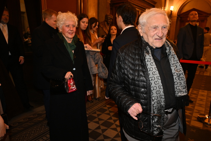 Národní divadlo, kde se předávají ceny Thálie se pomalu plní hosty.