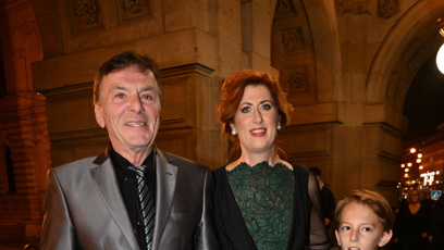 FOTO: Pavel Trávníček dorazil do Národního divadla po boku své manželky Moniky a syna.