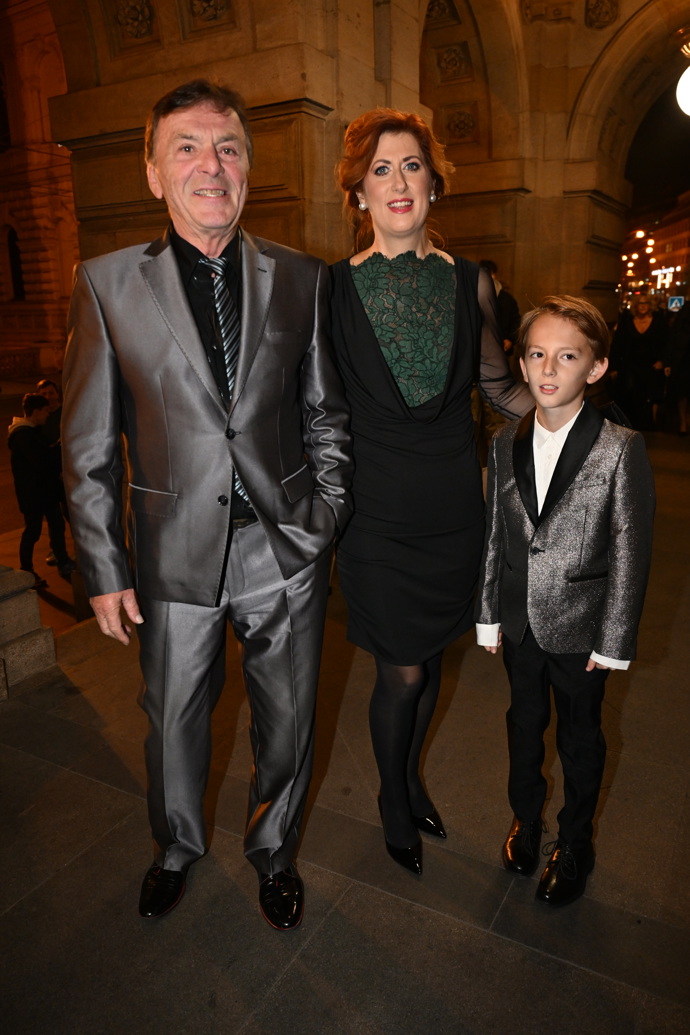 Pavel Trávníček dorazil do Národního divadla po boku své manželky Moniky a syna.