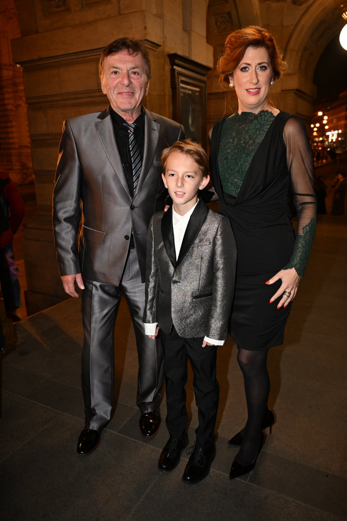 Pavel Trávníček dorazil do Národního divadla po boku své manželky Moniky a syna.