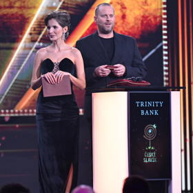 Jakub Prachař a Sára Sandeva předali bronzového Slavíka v kategorii zpěvák. 