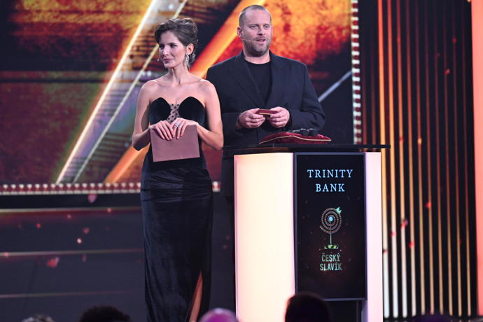 Jakub Prachař a Sára Sandeva předali bronzového Slavíka v kategorii zpěvák. 