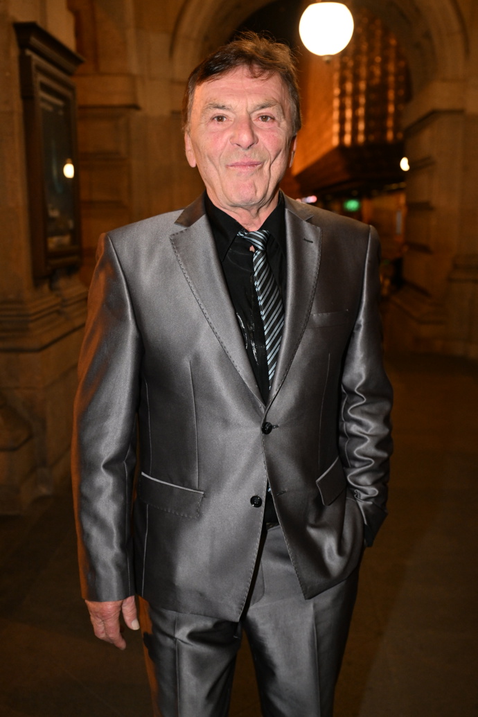 Pavel Trávníček vynesl lesklý oblek.