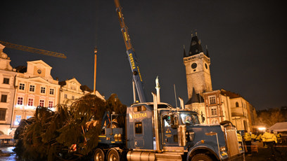 FOTO: Pracovníci přivážejí vánoční strom na Staroměstské náměstí.