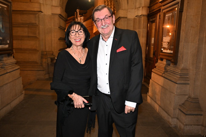 Zdeněk Barták dorazil po boku své manželky.