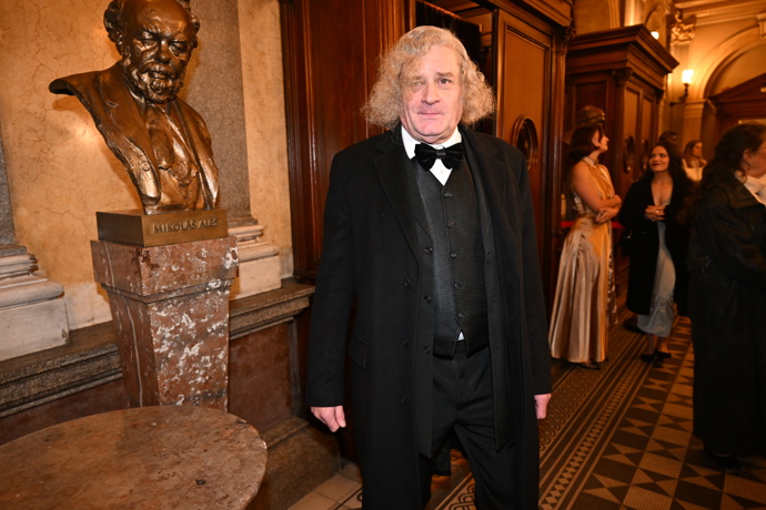 Národní divadlo se plní hvězdnými hosty.