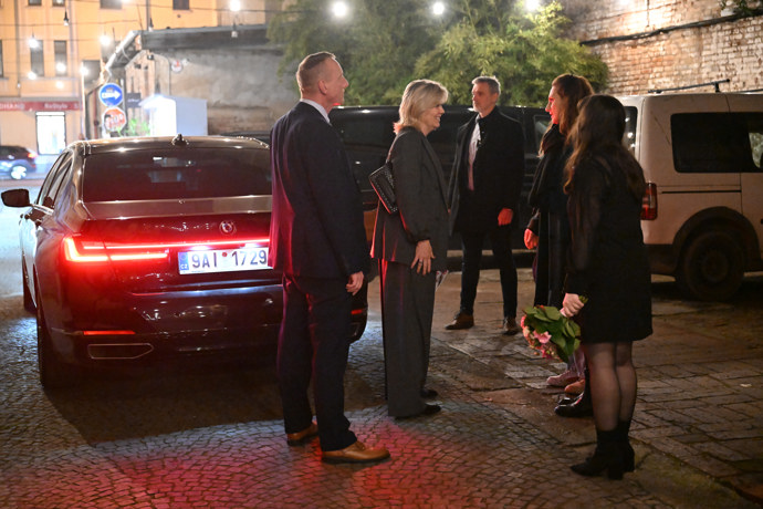 Eva Pavlová odjíždí z křtu knihy Markéty Pekarové Adamové.