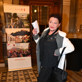 A také rozverným pózováním fotografům.