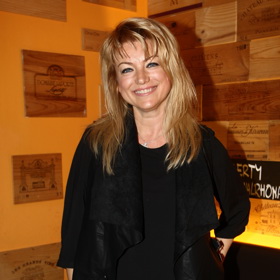 V současné době pracuje Eva Vejmělková jako psycholožka v Havířově a pyšní se titulem PhDr. V roce 1988 si zahrála v seriálu Chlapci a chlapi, další snímky v galerii jsou z tohoto televizního seriálu.