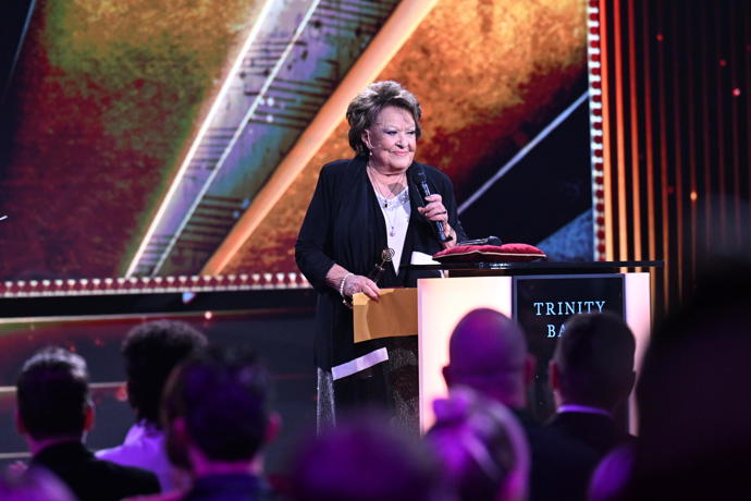 Zlatého slavíka předala Jiřina Bohdalová. 