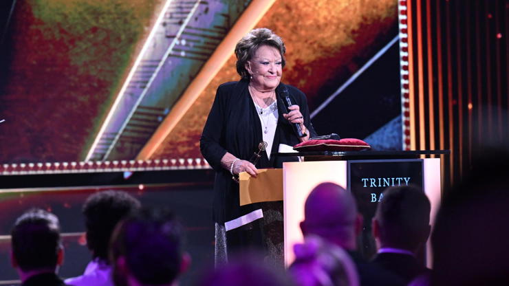 Zlatého Slavíka předala Jiřina Bohdalová. 