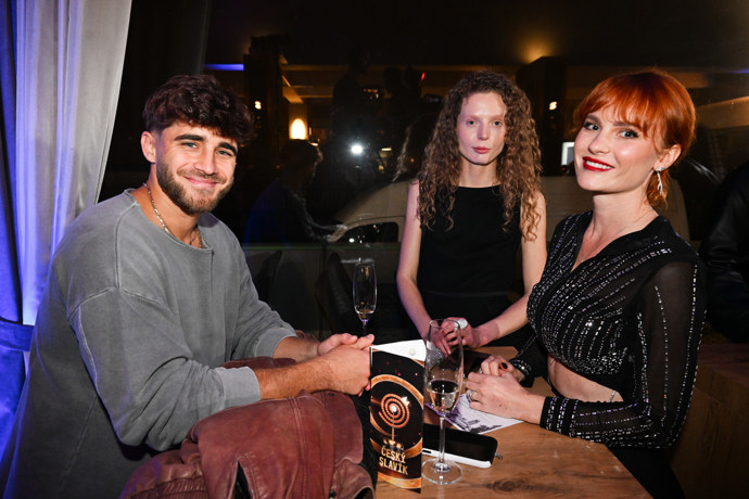 Maria Pavlova ve společnosti Lua z Love Islandu.
