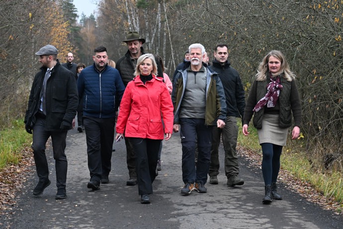 Petr Pavel na procházce s Evou Pavlovou.