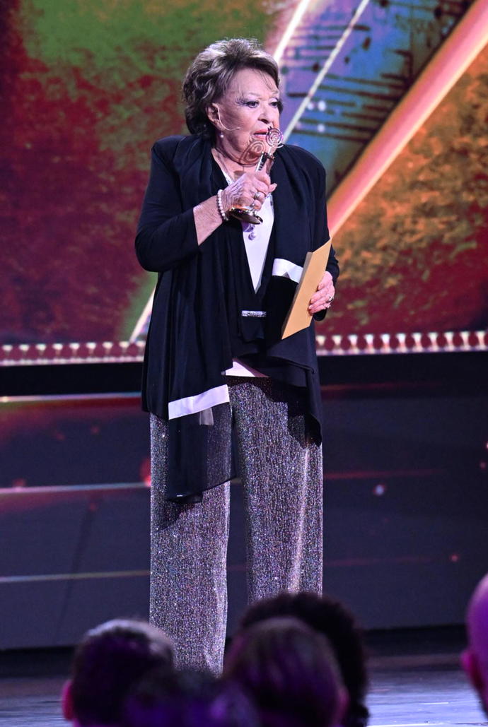 Noidovi cenu předávala Jiřina Bohdalová. 