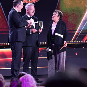 Noidovi cenu předávala Jiřina Bohdalová. 