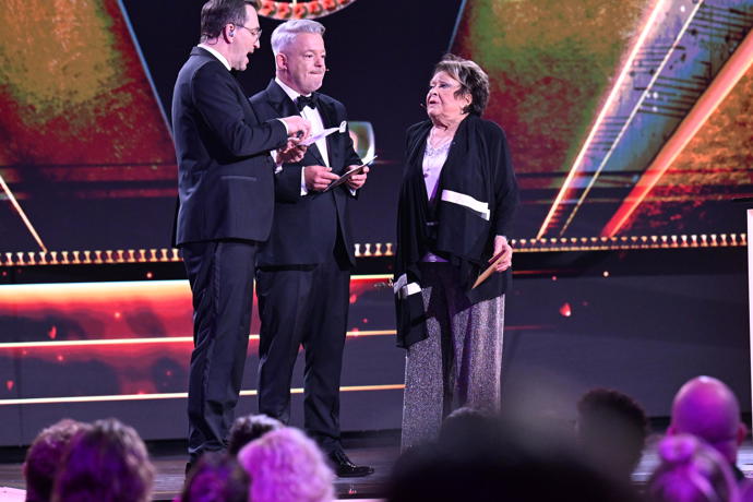 Noidovi cenu předávala Jiřina Bohdalová. 