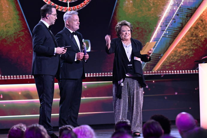 Takto se Jiřina Bohdalová radovala, když zjistila, že zlatého slavíka získal Václav Noid Bárta. 