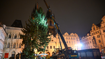 FOTO: Pracovníci přivážejí vánoční strom na Staroměstské náměstí.