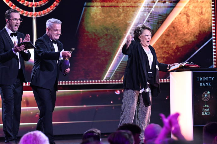 Takto se Jiřina Bohdalová radovala, když zjistila, že zlatého slavíka získal Václav Noid Bárta. 