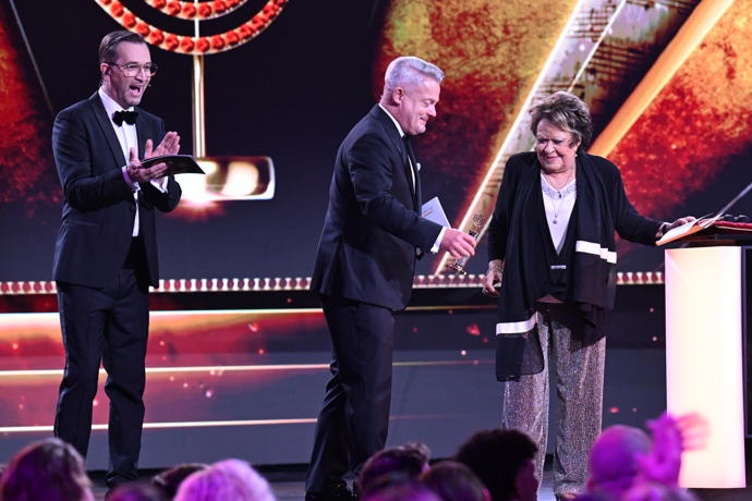 Takto se Jiřin Bohdalová radovala, když zjistila, že zlatého Slavíka získal Václav Noid Bárta. 