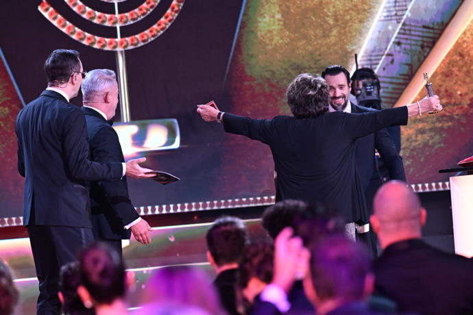 Takto se Jiřina Bohdalová radovala, když zjistila, že zlatého slavíka získal Václav Noid Bárta. 