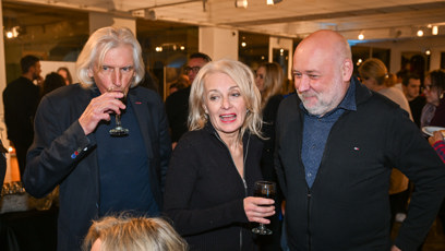 FOTO: Dvojice si dala sklenku něčeho dobrého.