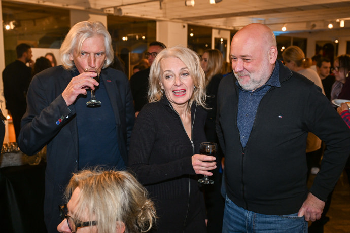 Dvojice si dala sklenku něčeho dobrého.