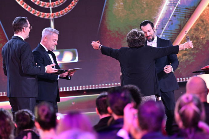 Takto se Jiřin Bohdalová radovala, když zjistila, že zlatého Slavíka získal Václav Noid Bárta. 