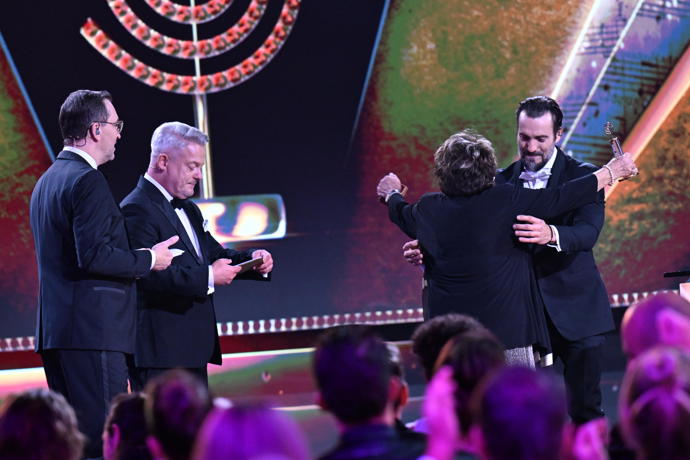 Takto se Jiřina Bohdalová radovala, když zjistila, že zlatého slavíka získal Václav Noid Bárta.