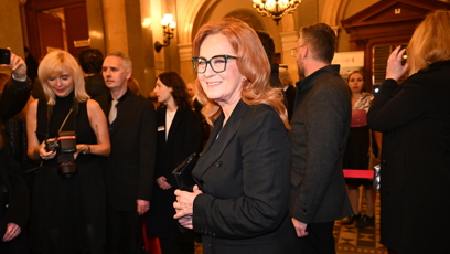 FOTO: Simona Stašová dorazila v černém kostýmku.