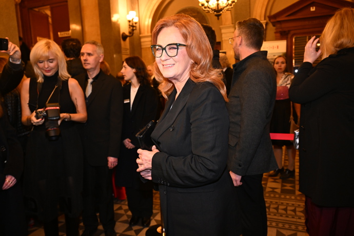 Simona Stašová dorazila v černém kostýmku.