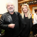 Eva Vejmělková se se svým budoucím mužem seznámila na natáčení filmu Fontána pro Zuzanu v roce 1985. Evě bylo šestnáct, Dušanovi třicet dva.