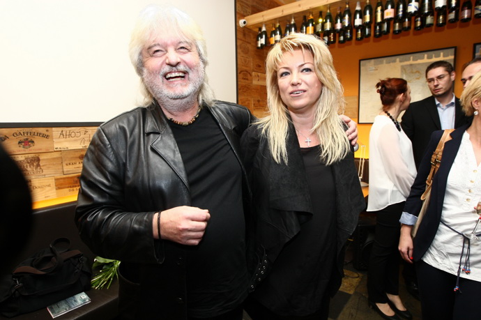 Eva Vejmělková se se svým budoucím mužem seznámila na natáčení filmu Fontána pro Zuzanu v roce 1985. Evě bylo šestnáct, Dušanovi třicet dva.