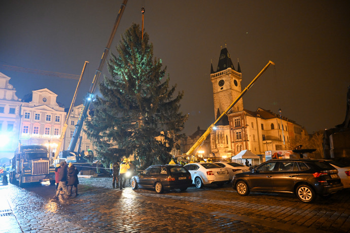 Strom od večera stojí na Staromáku.