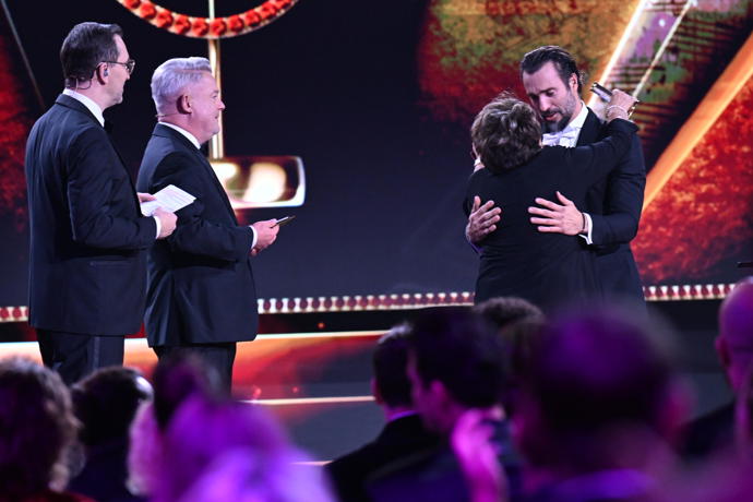 Noid přijímá gratulace od Jiřiny Bohdalové. 