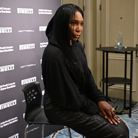 Venus Williams dorazila celá v černém.