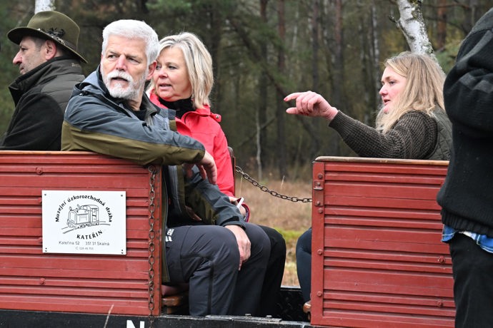 Petr Pavel a Eva Pavlová ve vláčku.