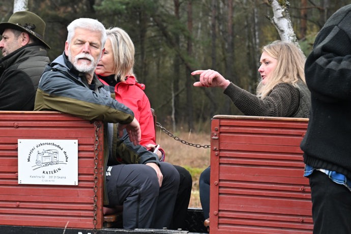 Petr Pavel a Eva Pavlová ve vláčku.