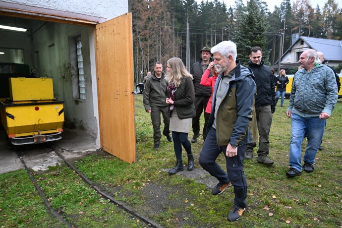 Petr Pavel a Eva Pavlová v železničním depu.