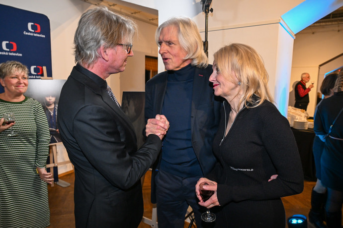 Ivan Hubač se pozdravil s režisérem Jiřím Strachem.