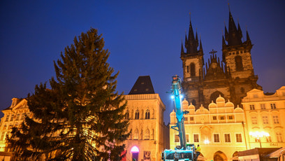 FOTO: Vánoční strom na Staroměstském náměstí už stojí. Zbývá ho ozdobit.