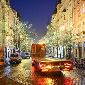 Na Pařížské ulici už svítí světýlka.