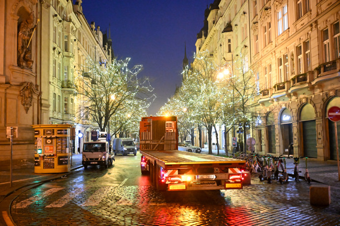 Na Pařížské ulici už svítí světýlka.