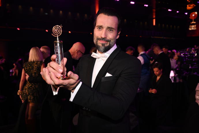 Dojatý Václav Noid Bárta. 