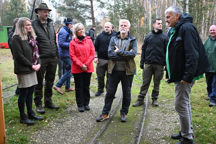 Petr Pavel a Eva Pavlová v železničním depu.