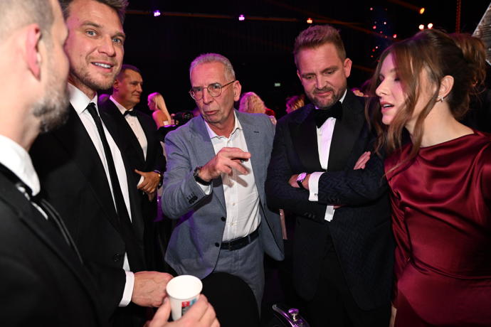 V zákulisí už se slaví. 