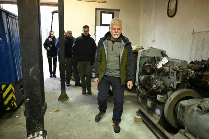 Petr Pavel v železničním depu.