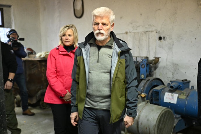 Petr Pavel a Eva Pavlová v železničním depu.