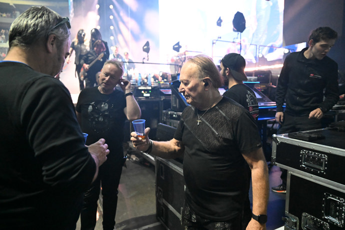 Petr Janda si po koncertě dopřál panáka. 